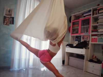 �Lo yoga aereo si svolge su una sorta di amaca, sospesi da terra. Mettendolo in atto ebbi l�intuizione: se il problema era quello di non poter poggiare le punte, avrei potuto danzare l� dove non c�era bisogno del contatto con il suolo, ovvero in aria. Acquistai quindi un�amaca tutta mia e la misi nella mia camera, l� dove cominciai a sperimentare�